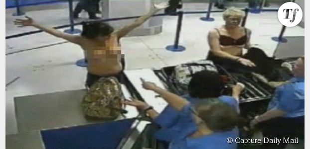 Deux Anglaises condamnées pour avoir montré leurs seins à l'aéroport - vidéo