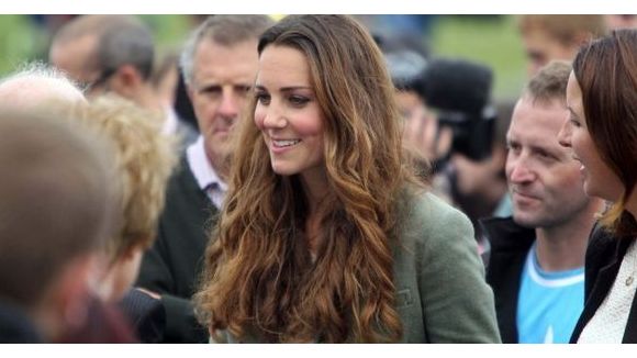 Kate Middleton montre ses cheveux blancs en public 