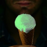 Un inventeur fou crée la glace fluorescente