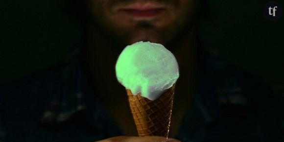 Un inventeur fou crée la glace fluorescente