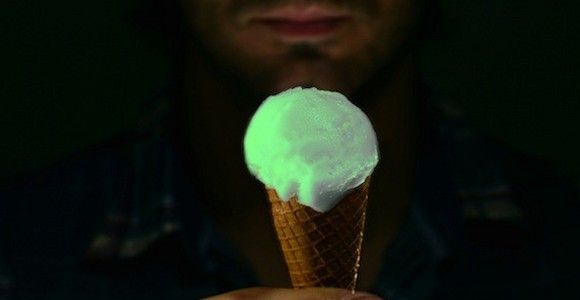 Un inventeur fou crée la glace fluorescente