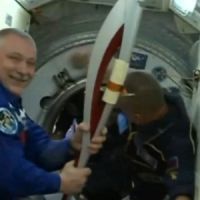 JO 2014 : deux astronautes se passent la flamme olympique dans l'espace (Vidéo)