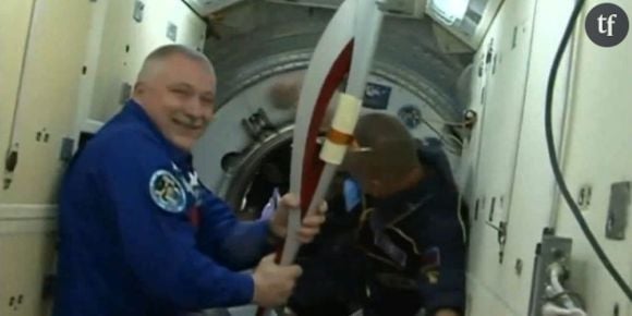 JO 2014 : deux astronautes se passent la flamme olympique dans l'espace (Vidéo)