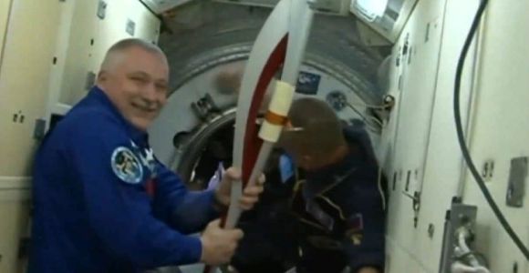 JO 2014 : deux astronautes se passent la flamme olympique dans l'espace (Vidéo)