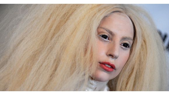 Lady Gaga : en Une de "Glamour", elle dénonce l'utilisation de Photoshop