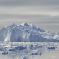 Un iceberg aussi grand que Manhattan dérive dans l'Antarctique - Vidéo