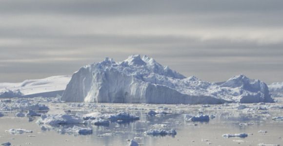 Un iceberg aussi grand que Manhattan dérive dans l'Antarctique - Vidéo