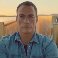 Jean-Claude Van Damme : A 53 ans, il fait toujours le grand écart entre deux camions