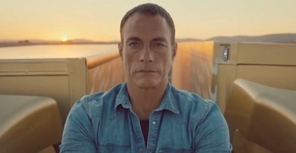 Jean-Claude Van Damme : A 53 ans, il fait toujours le grand écart entre deux camions