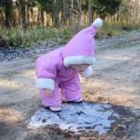 Une petite fille découvre la glace, tombe et fait sourire tout le web (Vidéo)