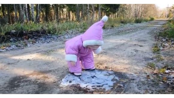 Une petite fille découvre la glace, tombe et fait sourire tout le web (Vidéo)