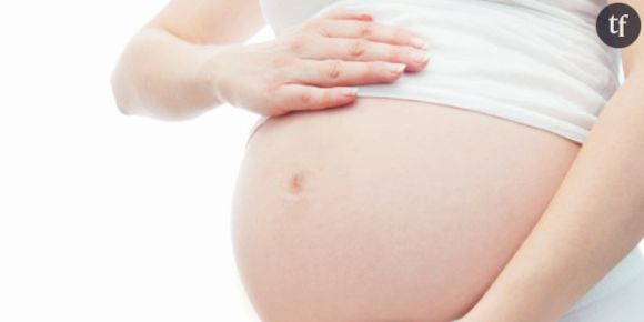 Une femme enceinte se frappe le ventre avec un marteau