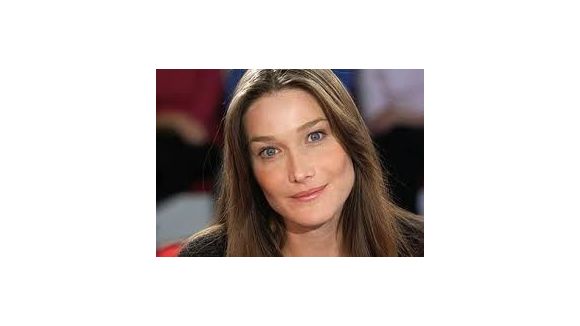 Carla Bruni-Sarkozy: les rumeurs de grossesse inspirent la pub