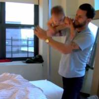 Gavin McInnes fait du catch avec un bébé – vidéo