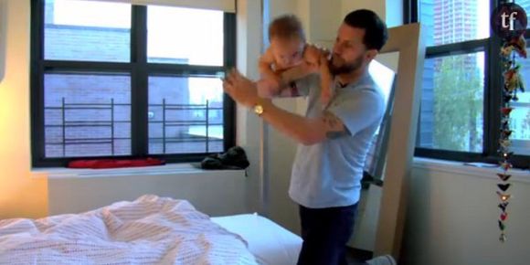 Gavin McInnes fait du catch avec un bébé – vidéo