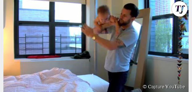 Gavin McInnes fait du catch avec un bébé – vidéo