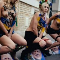 Les Femen urinent sur des photos du président ukrainien