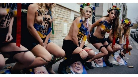 Les Femen urinent sur des photos du président ukrainien