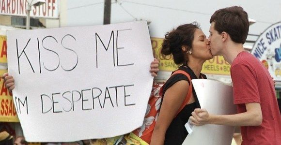 "Kiss me, I’m Desperate" : la technique de séduction la plus efficace