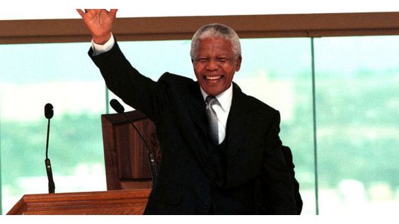 Nelson Mandela : l'Afrique du Sud entame une semaine de deuil officiel