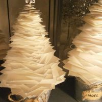 Noël 2013 : des petits sapins en papier pour un centre de table festif - DIY