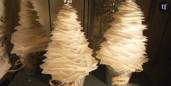 Noël 2013 : des petits sapins en papier pour un centre de table festif - DIY