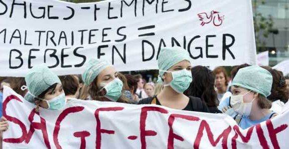 Les sages-femmes en grève durcissent le mouvement et désertent les maternités