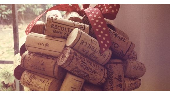 Comment fabriquer une boule pour votre sapin de Noël à partir de bouchons de vin - DIY