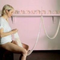 "Vaginal Knitting" : elle tricote avec son vagin et c'est de l'art