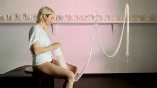 "Vaginal Knitting" : elle tricote avec son vagin et c'est de l'art