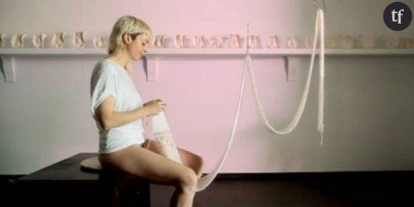 "Vaginal Knitting" : elle tricote avec son vagin et c'est de l'art