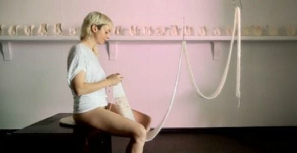 "Vaginal Knitting" : elle tricote avec son vagin et c'est de l'art