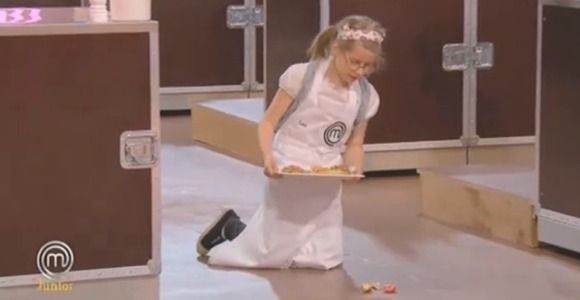 MasterChef junior: Léa fait tomber son plat avant la dégustation du jury - TF1 replay