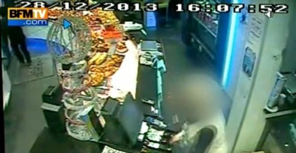 Ces commerçants qui chassent les voleurs à coups de balai, de serpillère ou de machette - vidéos