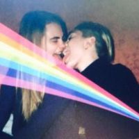 Miley Cyrus roule une pelle à Cara Delevingne