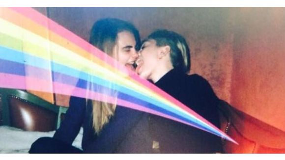 Miley Cyrus roule une pelle à Cara Delevingne