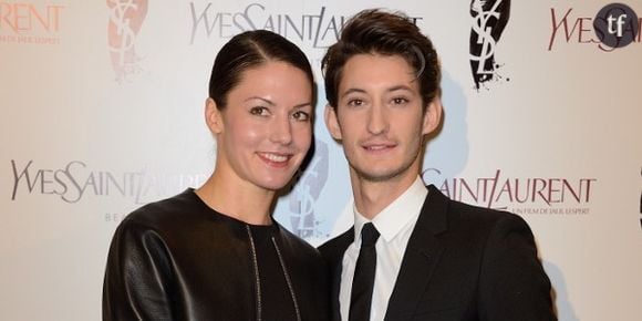 Pierre Niney est heureux en couple avec Natasha Andrews