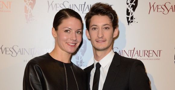 Pierre Niney est heureux en couple avec Natasha Andrews