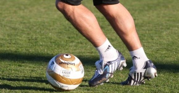 Football : ils tirent sur les fesses de jeunes femmes et créent la polémique - vidéo