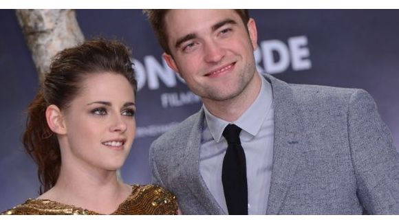 Kristen Stewart pose topless pour Balenciaga