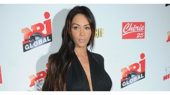Nabilla n'a pas retiré ses prothèses mammaires