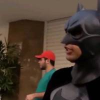 Brésil: un activiste se déguise en Batman pour dénoncer les discriminations