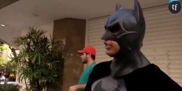 Brésil: un activiste se déguise en Batman pour dénoncer les discriminations