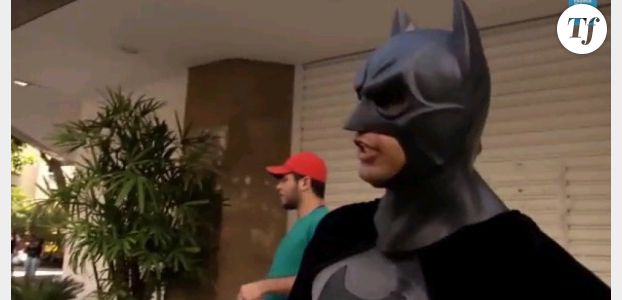 Brésil: un activiste se déguise en Batman pour dénoncer les discriminations