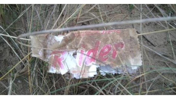L'inquiétante découverte d'un emballage de Raider intact dans le Finistère