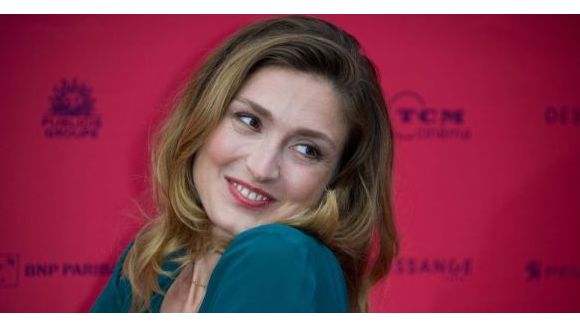 Julie Gayet dans le clip Waiting For You de Minor Alps