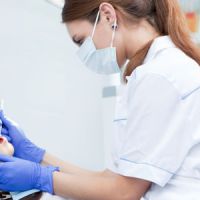 Grève des dentistes : les praticiens protestent contre le gel des tarifs