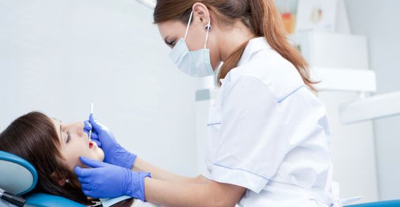 Grève des dentistes : les praticiens protestent contre le gel des tarifs