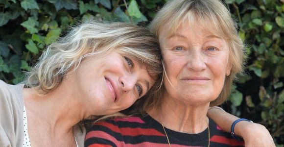 Carla Bruni : sa mère traite François Hollande de goujat