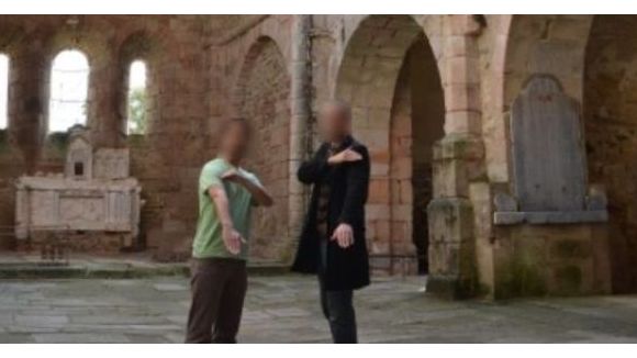 Dieudonné : "quenelles" dans un village détruit par les nazis, enquête ouverte